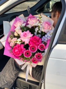 buchet cu flori roz