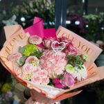 Buchet roz pal mixt ,,Te iubesc!“ la alegerea floristului