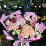 Buchet mediu in nuante de roz pal la alegerea floristilui