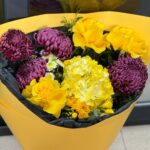 Buchet galben si mov la alegerea floristului