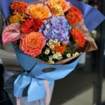 Buchet portocaliu si bleo alegerea floristului