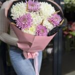 Buchet rotund crizanteme roz si alb