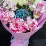 Buchet la alegerea floristului cu trandafiri flexati