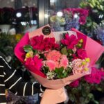 Buchet trandafiri fucsia flexati si ursulet