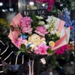 Buchet ursulet roz cu ambalaj negru