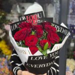 Buchet Valentine's trandafiri rosii ambalaj - alb-negru