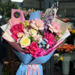 Buchet nuante roz si bleo la alegerea floristului