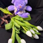 Buchet 9 lalele si ursulet pentru fetita