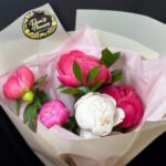 Buchet mixt de 5 bujori surpriza + card cadou